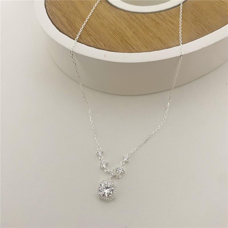 COLAR PRATA 925 PINGENTE ZIRCONIA CRAVEJADA EM FORMATO QUADRADO