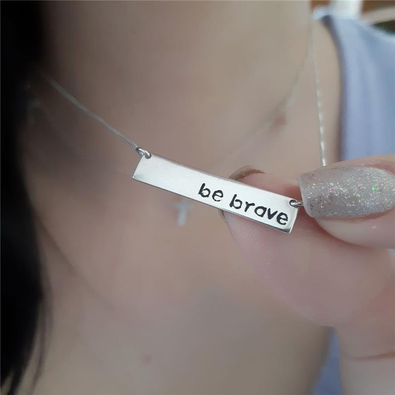 COLAR PRATA 925 PLAQUINHA ESCRITA BE BRAVE