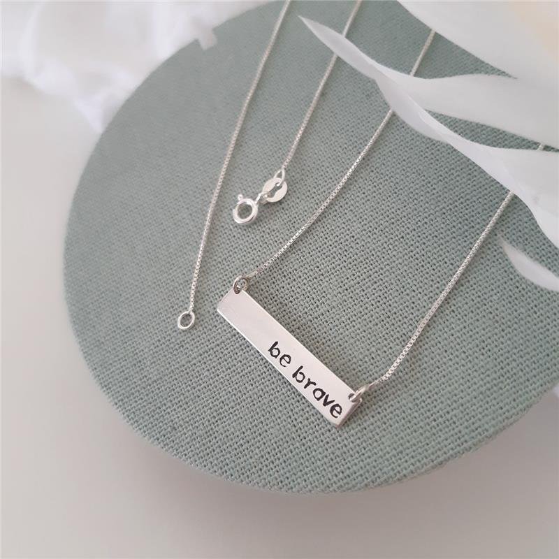 COLAR PRATA 925 PLAQUINHA ESCRITA BE BRAVE