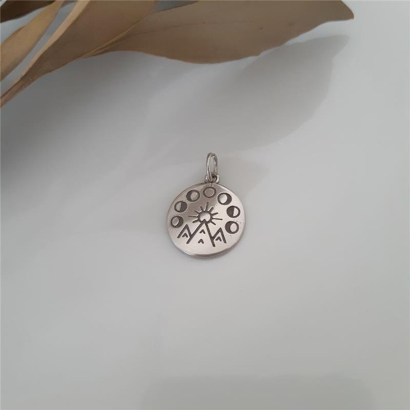 PINGENTE PRATA 925 CÍRCULO FASES DA LUA, SOL E MONTANHA