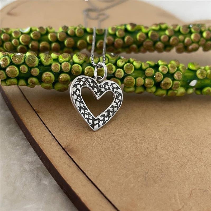 PINGENTE CORAÇÃO VAZADO LISO TRANÇADO