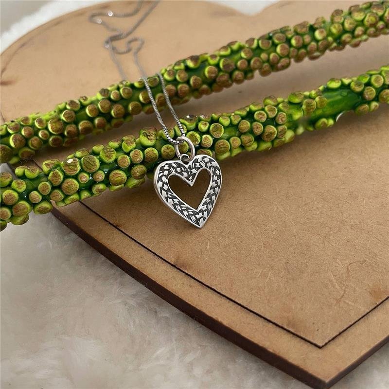 PINGENTE CORAÇÃO VAZADO LISO TRANÇADO