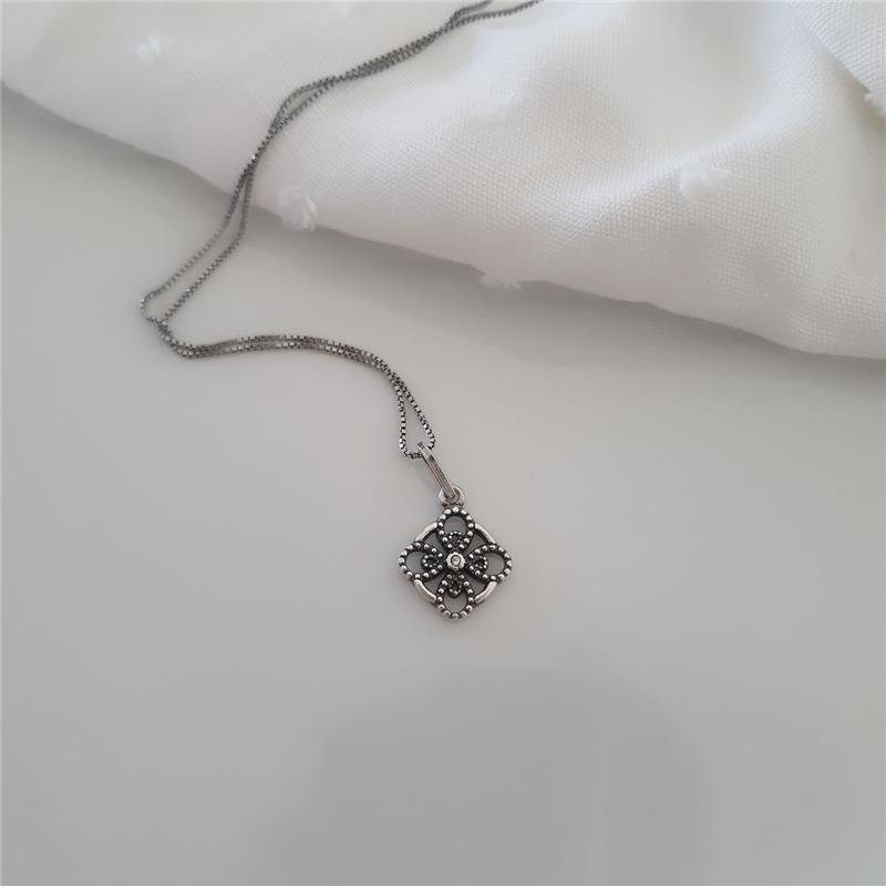 PINGENTE FLOR VAZADA COM ZIRCÔNIA NO CENTRO