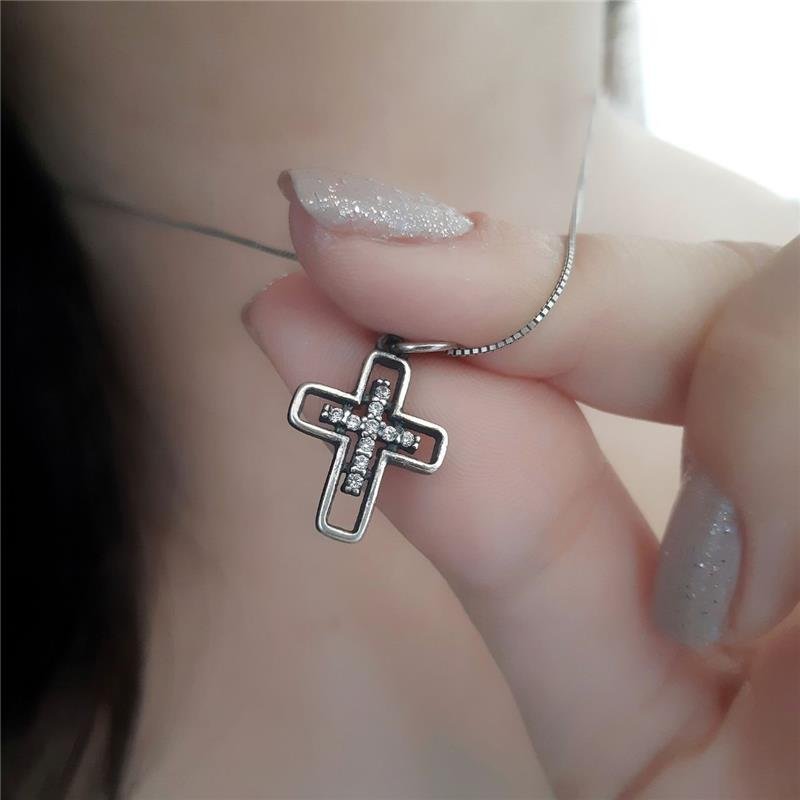 PINGENTE PRATA 925 CRUZ PEQUENA VAZADA COM PEDRA