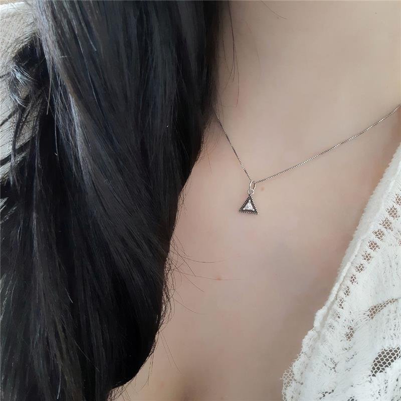 PINGENTE PRATA 925 GEOMÉTRICO TRIÂNGULO COM PEDRA