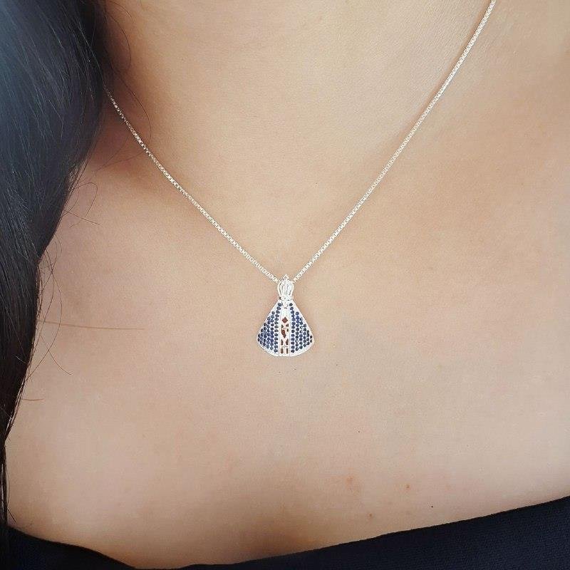 PINGENTE PRATA 925 NOSSA SENHORA APARECIDA CRAVEJADA MICROZIRCÔNIAS AZUIS